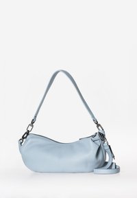 Borsa a tracolla in pelle blu chiaro con forma curva, chiusura con zip e tracolla regolabile. Presenta dettagli in metallo nero.
