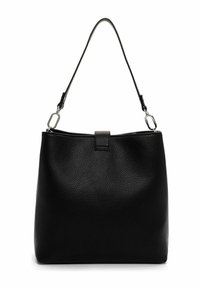 Bolso de mano de cuero negro con textura, con una única correa para el hombro, cierres de metal plateados y cierre de pestaña en el centro superior.