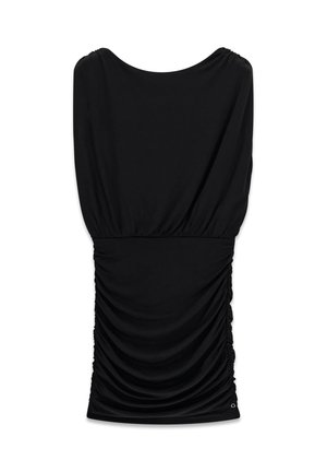 Czarna, bezrękawnikowa sukienka z marszczeniami, dopasowana w talii, z dekoltem w kształcie łódki, wyłożona na płasko na białym tle.