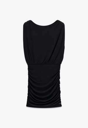 Vestito nero senza maniche con arricciature, vita aderente e scollo a barca, mostrato disteso su uno sfondo bianco.