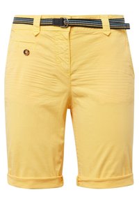 Shorts amarillos hechos de una tela ligera, con dobladillo enrollado, bolsillos frontales, un detalle de botón único y un cinturón de rayas negras.
