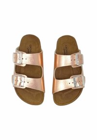 Sandali color oro rosa con due fibbie metallizzate regolabili, design open-toe, plantare contornato color marrone e una superficie superiore liscia simile alla pelle.