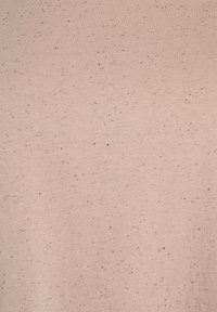 Tissu rose avec une texture subtile, présentant de petites taches noires tout au long. Matériau doux et léger, sans motifs ni accents distincts.