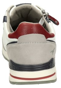 Męskie sneakersy z białą skórzaną cholewką, szarymi zamszowymi akcentami, czerwonymi i granatowymi detalami oraz teksturowaną pętlą na pięcie.