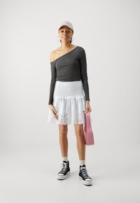 GAP SMOCKED EYELET SKIRT - Falda acampanada - white