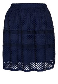 Granatowa spódnica do kolan wykonana z perforowanej tkaniny, z marszczonym paskiem w talii oraz naprzemiennymi poziomymi paskami z tkaniny gładkiej i siateczkowej.