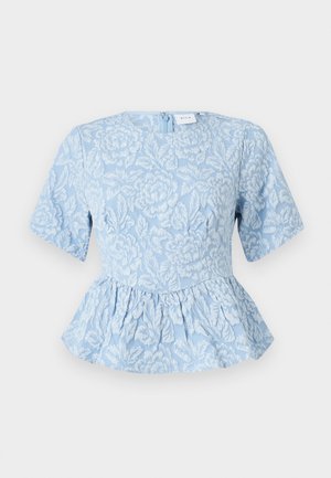 Lys blå peplum topp med korte ermer, teksturert blomsterbroderi, rund hals og skjult glidelås bak.