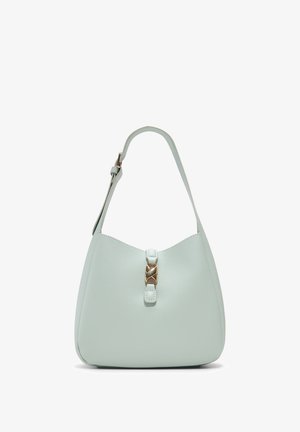Mintgrøn lædertaske med en glat tekstur, buet form, slank skulderrem og en dekorativ guldlås foran.