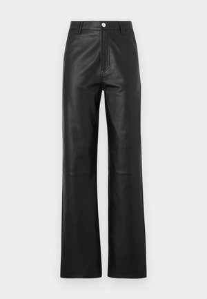 Pantaloni in pelle nera con una texture liscia, design a gamba larga, chiusura anteriore con bottone e dettagli di cucitura discreti.