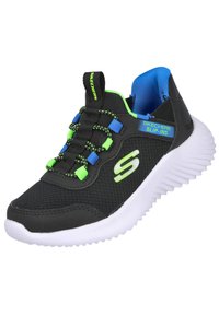 Zapatilla negra con una parte superior de malla, acentos en verde neón y azul, cordones elásticos y una suela de goma blanca. Presenta una cinta en el talón.