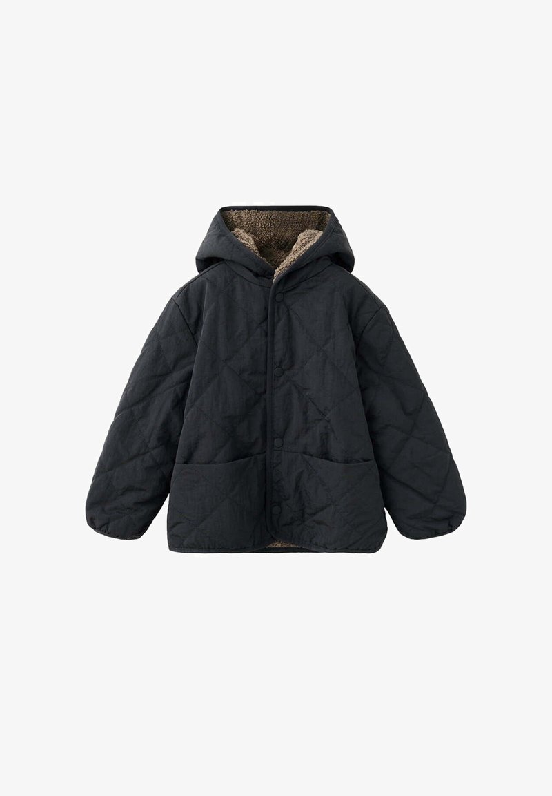 Veste noire matelassée à capuche avec boutons sur le devant, poignets élastiques, deux poches avant et doublure en polaire marron visible à l'intérieur de la capuche.