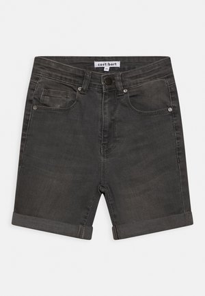 Sorte denimshorts med opbrettede kanter, frontknap og lynlåslukning, to forlommer og et mærke med teksten "cost: bart" ved linningen.