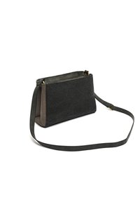 Borsa a tracolla nera in canvas con base tessile marrone, forma rettangolare, minuteria metallica e tracolla piatta. Design minimalista con contrasto di texture.