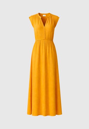 Robe maxi jaune moutarde sans manches avec col en V, tissu froncé aux épaules et à la taille, et jupe fluide et lisse sur fond uni.