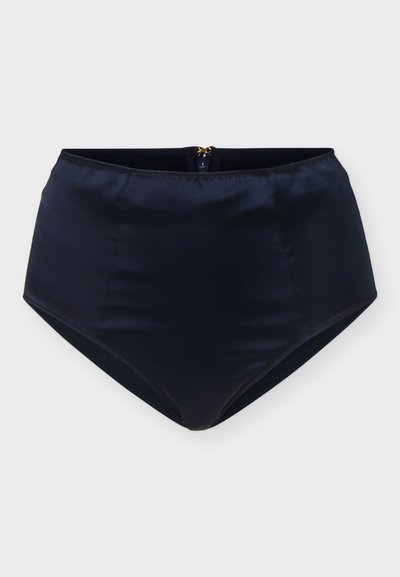 Dámske nohavičky s vysokým pásom v tmavomodrej farbe, vyrobené zo saténu s hladkou textúrou a malou dekoratívnou sponou vzadu na páse.