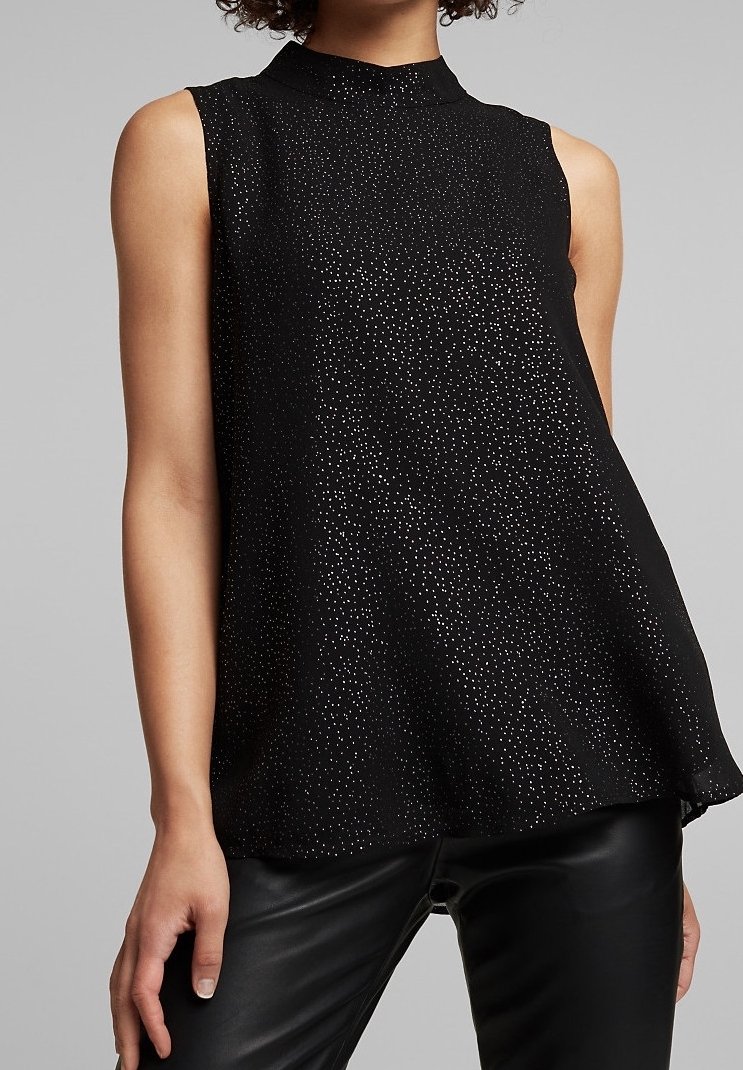Sort ærmeløs top med høj hals, med diskret metallisk prikmønster og blødt stof. Flydende design med en flatterende silhuet.