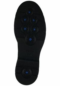 Suola di scarpa in gomma nera con design perforato, dettagli blu, sezioni di presa testurizzate e logo. Progettata per la traspirabilità.