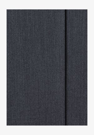 Donkerdenim stof met een subtiele textuur en diagonale weving. Kenmerkt zich door een gladde oppervlakte en een diepe blauwgrieten kleur, die consistent is over het gehele oppervlak.