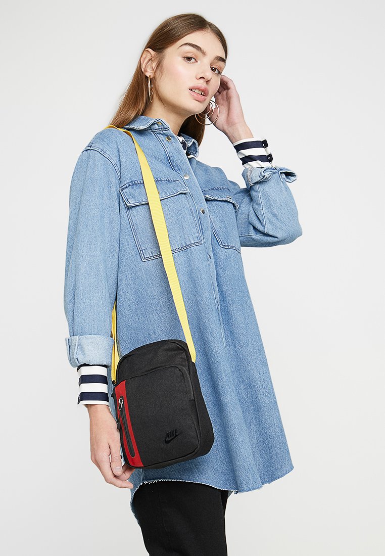 Corredor Goma secundario Nike Sportswear TECH SMALL ITEMS - Bandolera - black/university red/glossy black/negro - Zalando.es Corredor Goma secundario Nike Sportswear TECH SMALL ITEMS - Bandolera - black/university red/glossy black/negro - Zalando.es