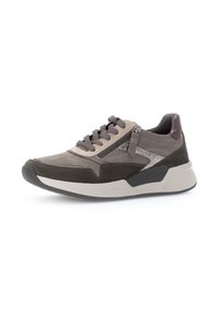 Zapatillas de ante y textil en gris y verde oscuro. Presentan cordones, un zipper lateral y un acento texturizado en el talón. Diseño de suela gruesa.