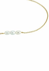 Collar de cadena de oro que presenta tres perlas blancas de forma irregular, con una textura suave y un sutil brillo.