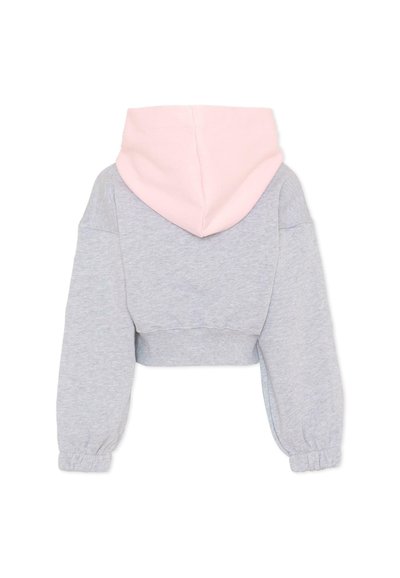 Sudadera corta de color gris claro con puños elásticos y capucha de un suave rosa, vista desde atrás sobre un fondo blanco.