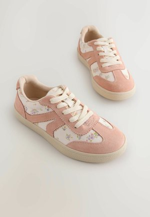 Baskets roses et blanches en daim et tissu avec imprimé floral. Fermeture à lacets, semelle texturée et design à tige basse.