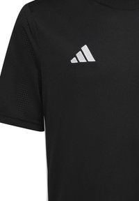 Camisa deportiva negra de manga corta con el logo blanco de Adidas en el lado izquierdo del pecho y tejido de malla en las mangas.