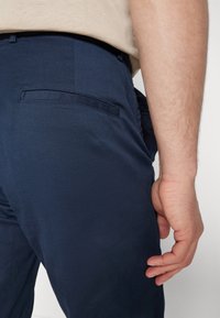 Samsøe Samsøe FRANKIE TROUSERS  - Chino stiliaus kelnės - salute