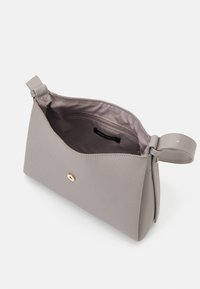 Szara torebka z tworzywa sztucznego o teksturowanej powierzchni, wyposażona w złote zatrzaski, wewnętrzną kieszeń na zamek oraz boczny uchwyt ułatwiający przenoszenie.