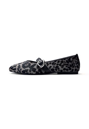 Scarpa piatta con stampa leopardata nera e grigia, punta affilata e cinturino nero con fibbia argentata sulla parte superiore.
