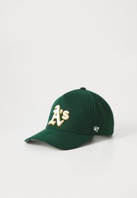 Grønn caps laget av filt med et høyt hevet brodert hvitt og gult "A's" logo på forsiden, med en buet skjerm og en størrelsesetiquette på siden.