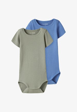 Zwei gerippte Babystrampler aus Baumwolle mit kurzen Ärmeln, einer in Hellgrau und einer in Blau, überlappend auf weißem Hintergrund gelegt.