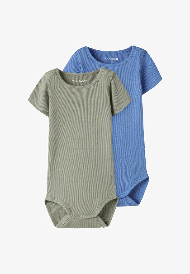 Deux bodies pour bébé en coton côtelé avec manches courtes, un en gris clair et un en bleu, posés en chevauchement sur un fond blanc.