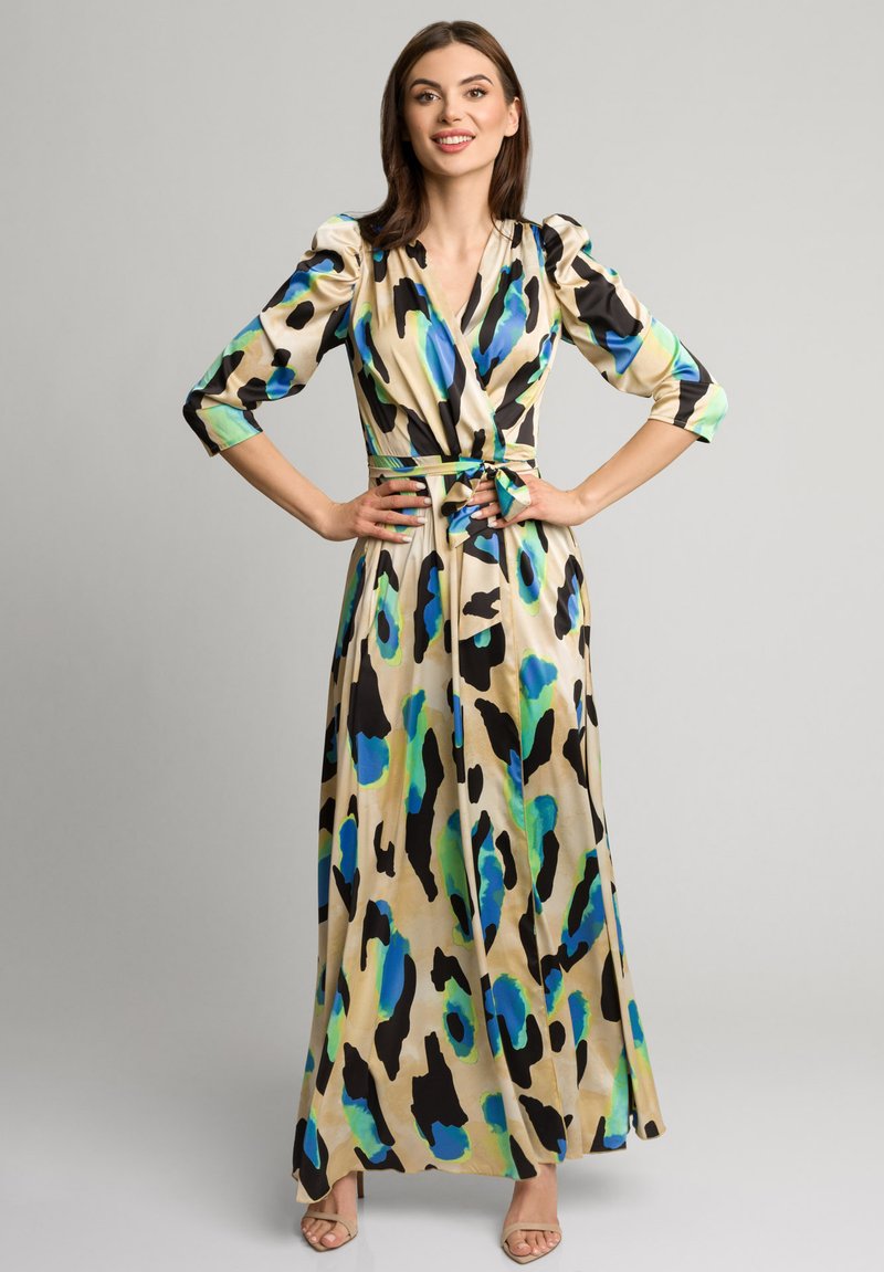 Maxi sukienka o kroju kopertowym, z odważnym, czarno-niebiesko-zielonym wzorem lamparta na beżowym tle; długie rękawy i pasek w talii.