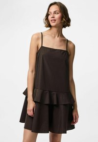 Vestido marrón sin mangas que presenta un cuerpo ajustado y un dobladillo con volantes en capas. La tela tiene una textura suave y un sutil brillo.