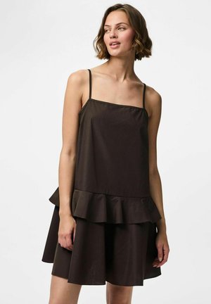 Vestito marrone senza maniche con un corpino aderente e un orlo a rouches sovrapposte. Il tessuto ha una consistenza morbida con una lucentezza sottile.