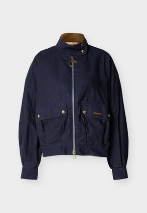 Ελαφρύ μπουφάν σε ναυτικό μπλε χρώμα με ψηλό γιακά, δύο εμπρόσθιες τσέπες με καπάκι και κουμπιά snap, και κεντρικό φερμουάρ με δαχτυλίδι τραβήγματος.