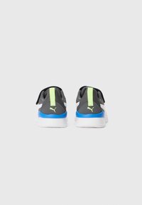 Baskets de sport grises avec des accents blancs et bleus, dotées d'un onglet au talon vert, d'un matériau texturé et d'un col rembourré pour plus de confort.