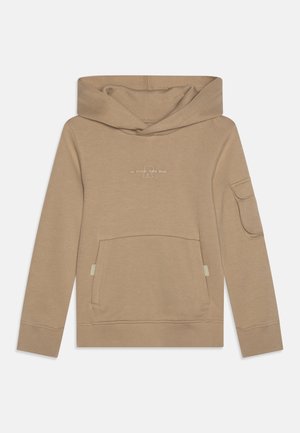 Sweat à capuche marron en matériau doux. Comprend une poche avant, des poignets côtelés et un logo imprimé sur la poitrine.