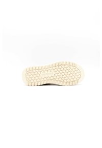 Suela de un zapato con un patrón texturizado de panal. Hecha de material flexible, de color beige claro con una sutil marca.