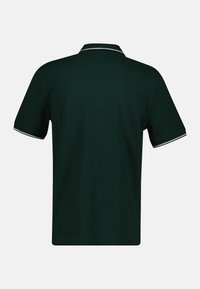 Ciemnozielona koszulka polo z krótkim rękawem, z klasycznym kołnierzykiem i kontrastowym białym wykończeniem na kołnierzyku oraz rękawach. Prosty design.