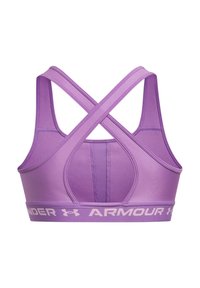 Lilla sports-BH med en kryssryggdesign, med en glatt tekstur og et elastisk bånd med "Under Armour" i hvite bokstaver.