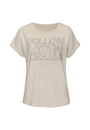 Beige t-shirt met korte mouwen van zachte stof, met een ronde halslijn en bedrukte tekst "VOLG JE DROOMS" in contrasterende donkere letters.