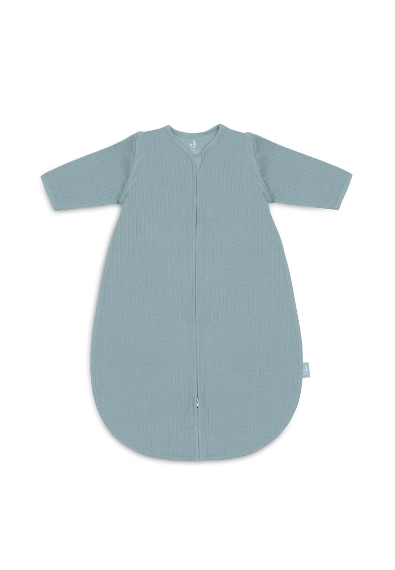 Sac de couchage en tissu ribbed bleu clair, avec des manches longues et une fermeture éclair à l'avant. Forme ovale conçue pour le confort et la chaleur.