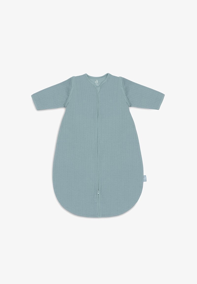 Sac de couchage en tissu ribbed bleu clair, avec des manches longues et une fermeture éclair à l'avant. Forme ovale conçue pour le confort et la chaleur.