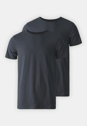 Duas t-shirts de algodão azul marinho escuras, com mangas curtas, design de gola redonda e uma textura suave. Simples, de uma cor sólida sem padrões ou detalhes.