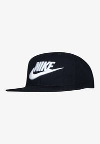 Czarna czapka z uniesionym białym logo Nike. Płaski daszek, wykonana z gładkiego materiału z detalicznym przeszyciem wokół korony.