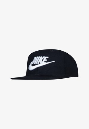 Sort kasket med en forhøjet hvid Nike-logo. Flad skygge, lavet af glat stof med detaljeret syning rundt om kronen.