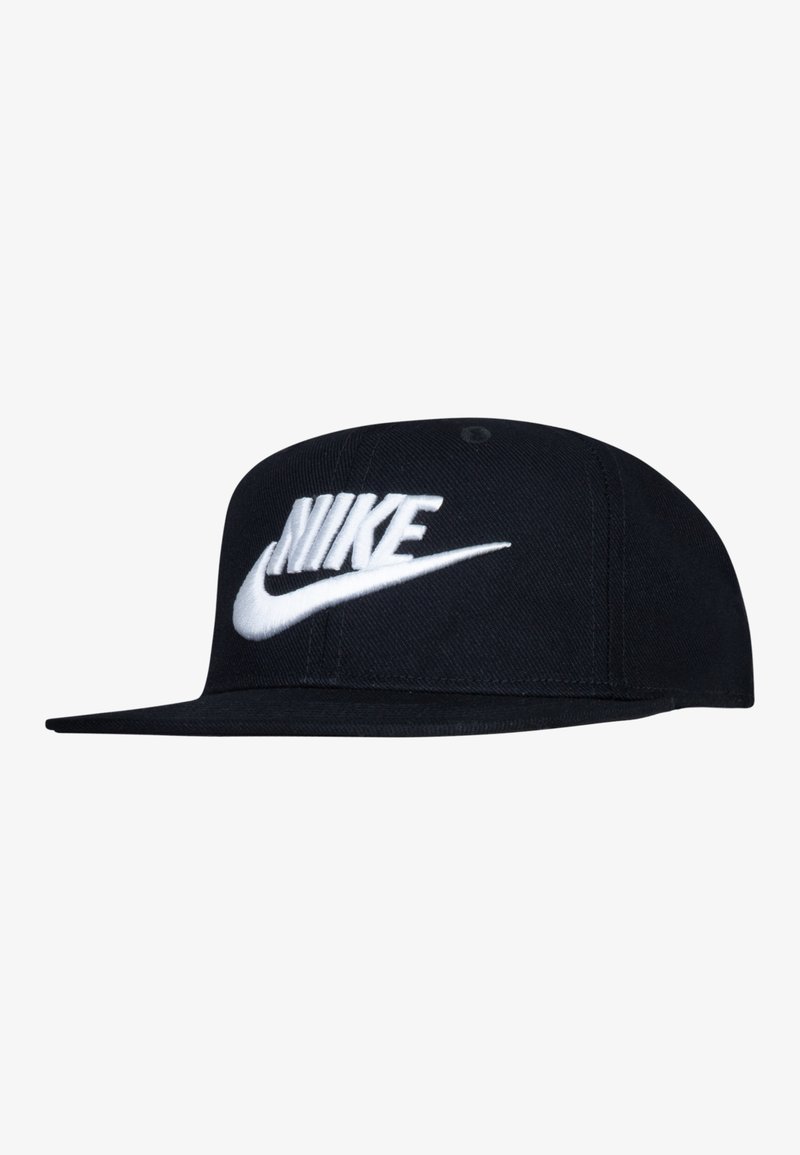 Czarna czapka z uniesionym białym logo Nike. Płaski daszek, wykonana z gładkiego materiału z detalicznym przeszyciem wokół korony.
